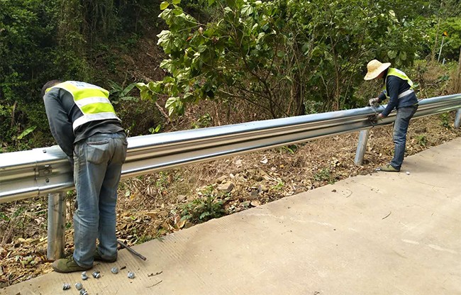 郑州高速公路护栏的定期维护与保养