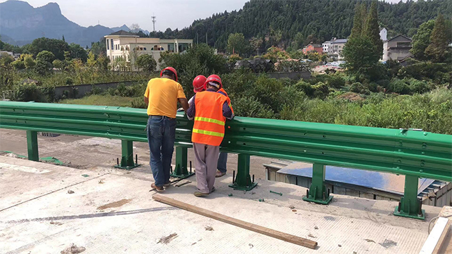 郑州高速公路护栏板的维护确保道路安全的关键环节