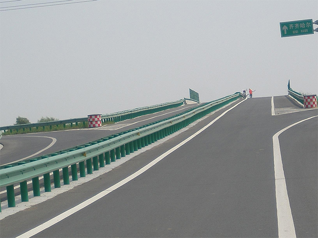 郑州高速公路护栏的材质与规格